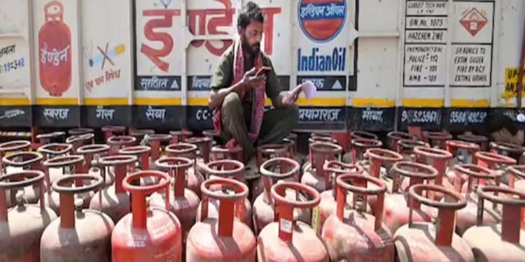 MP में कमर्शियल गैस सिलेंडर ₹993 महंगा, भोपाल में 3074, इंदौर में 3179 और ग्वालियर में 3296 में मिलेगा