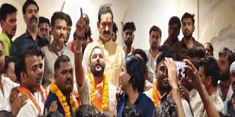 दतिया उपचुनाव से पहले कांग्रेस को बड़ा झटका, 500+ कार्यकर्ता BJP में शामिल
