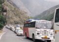 जोशीमठ में 7 किमी लंबा जाम, गर्मी और छुट्टियों में वाहनों का भारी दबाव