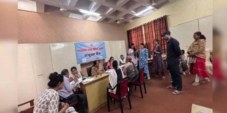 6 साल बाद एक्टिव हुआ MP महिला आयोग, घरेलू हिंसा और पारिवारिक मामलों में दिखा सख्त रुख