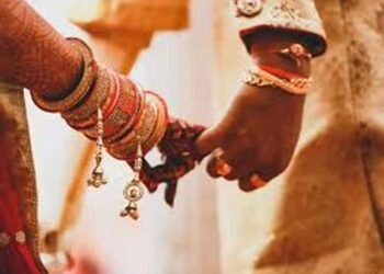 शादी में कितने फेरे? 7 नहीं, असल वैदिक परंपरा में 4 फेरे और सप्तपदी के 7 कदम
