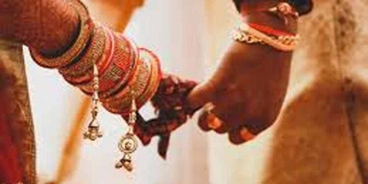 शादी में कितने फेरे? 7 नहीं, असल वैदिक परंपरा में 4 फेरे और सप्तपदी के 7 कदम