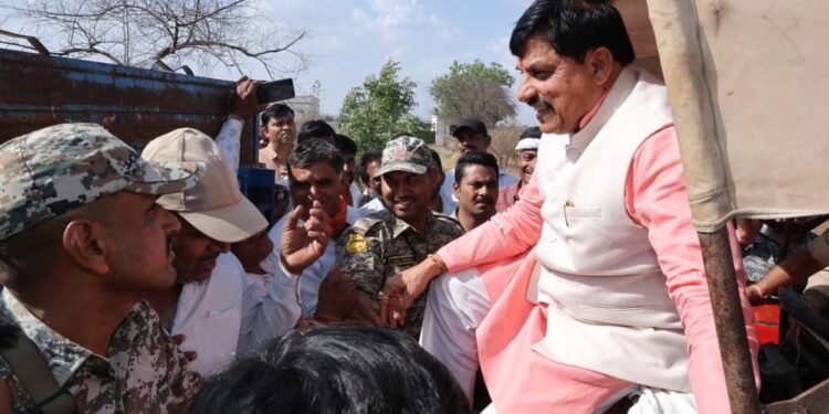 मुख्यमंत्री डॉ यादव अचानक पहुंचे उज्जैन और किया उपार्जन केंद्र का औचक निरीक्षण