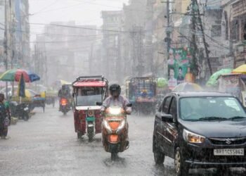 22 राज्यों में बारिश का अलर्ट, उत्तराखंड में भीषण आंधी-तूफान की चेतावनी; जानें आज का मौसम