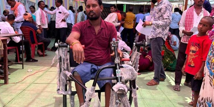 ​सुशासन तिहार: घुटनों के बल चलने की मजबूरी थमी,  ट्राइसाइकिल से मिली जीवन लाल के सपनों को नई रफ़्तार