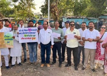 अयोध्या नगर में पेड़ों की कटाई पर फूटा जनआक्रोश, पर्यावरण प्रेमियों ने किया विशाल प्रदर्शन
