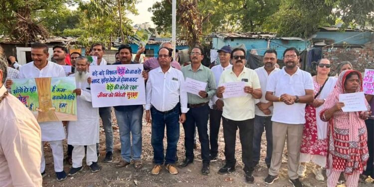 अयोध्या नगर में पेड़ों की कटाई पर फूटा जनआक्रोश, पर्यावरण प्रेमियों ने किया विशाल प्रदर्शन