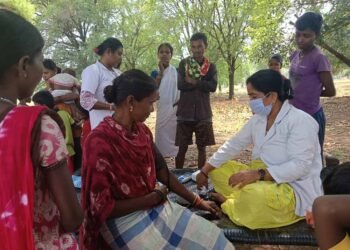 दुर्गम जंगलों के बीच पहुंची स्वास्थ्य सेवा, 771 ग्रामीणों की हुई जांच