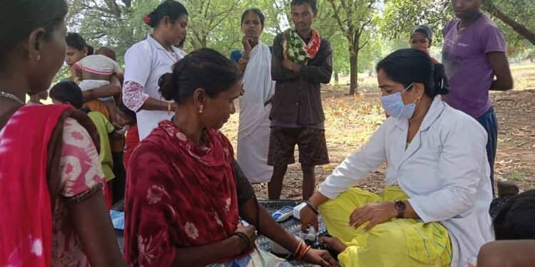 दुर्गम जंगलों के बीच पहुंची स्वास्थ्य सेवा, 771 ग्रामीणों की हुई जांच