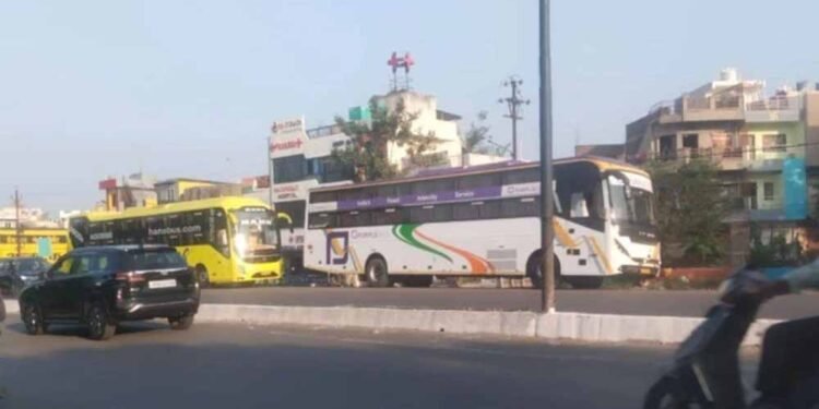 इंदौर में खतरनाक बसों पर प्रशासन का बड़ा एक्शन, 11 बसें जब्त और कई पर जुर्माना