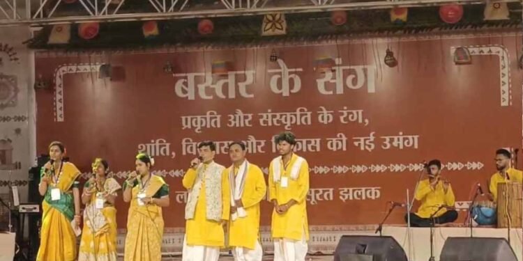 लोकनृत्यों की रंगारंग प्रस्तुति में झूमे अमित शाह, बादल अकादमी में तीन मुख्यमंत्री भी रहे मौजूद