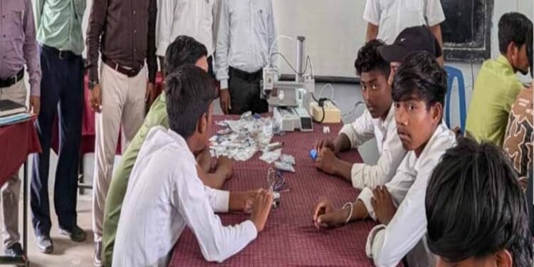 तकनीक की नई उड़ान: उन्मुखीकरण कार्यक्रम में विद्यार्थी सीख रहे AI, रोबोटिक्स और ड्रोन