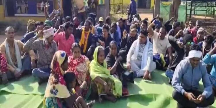 किसानों के बीच सांसद की फटकार से भड़के निरीक्षक, माइक छोड़कर बीच कार्यक्रम से निकले बाहर