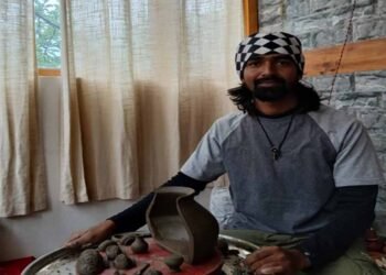 मिट्टी से रची पहचान: युवा कलाकार उत्तम साहू ने OSOA में बिखेरा छत्तीसगढ़ी कला का जादू
