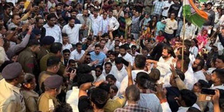 बिना अनुमति विरोध पर कार्रवाई: ग्रामीण कांग्रेस के 8 नेता गिरफ्तार