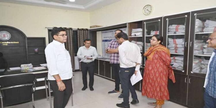डायवर्सन मामलों में लापरवाही पर भड़के मंत्री टंकराम वर्मा, SDM को लगाई फटकार