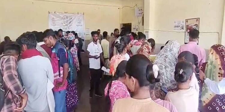 नक्सल प्रतिबंधों के बीच बदली तस्वीर, अबूझमाड़ के ग्रामीण पहली बार बनवाने पहुंचे ड्राइविंग लाइसेंस