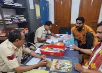 बिलासपुर में कबाड़ माफिया की VIP एंट्री! थाने में बैठकर चाय पीते तस्वीर वायरल