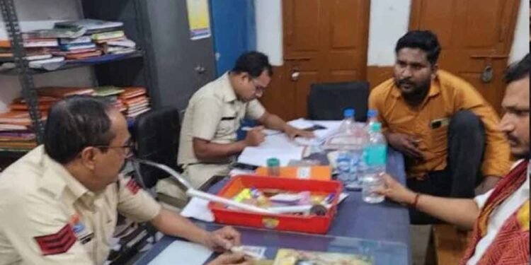 बिलासपुर में कबाड़ माफिया की VIP एंट्री! थाने में बैठकर चाय पीते तस्वीर वायरल