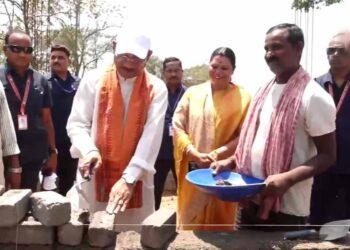 जशपुर के चंदागढ़ पहुंचे CM साय: PMAY हितग्राही के घर में ईंट रखकर बढ़ाया हौसला