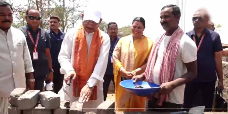 जशपुर के चंदागढ़ पहुंचे CM साय: PMAY हितग्राही के घर में ईंट रखकर बढ़ाया हौसला