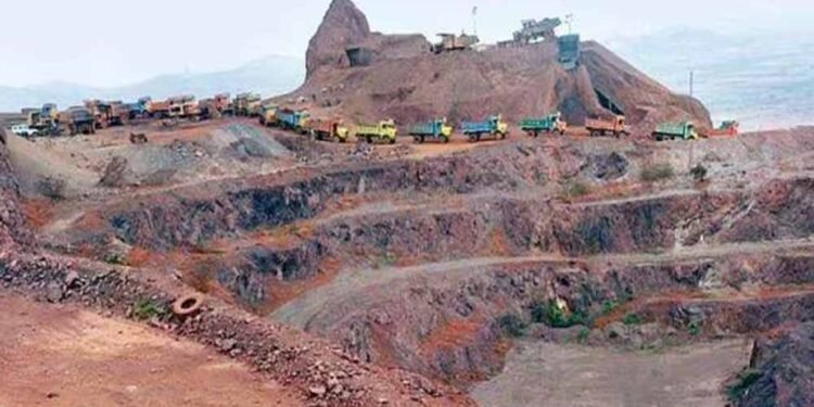दंतेवाड़ा में अवैध लौह अयस्क का बड़ा खेल उजागर, पहाड़ियों से मैदान तक मिले ढेर