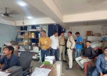 रायपुर में हंस ट्रैवल्स पर DRI की बड़ी कार्रवाई, कार्यालय से नोटों से भरे बोरे बरामद