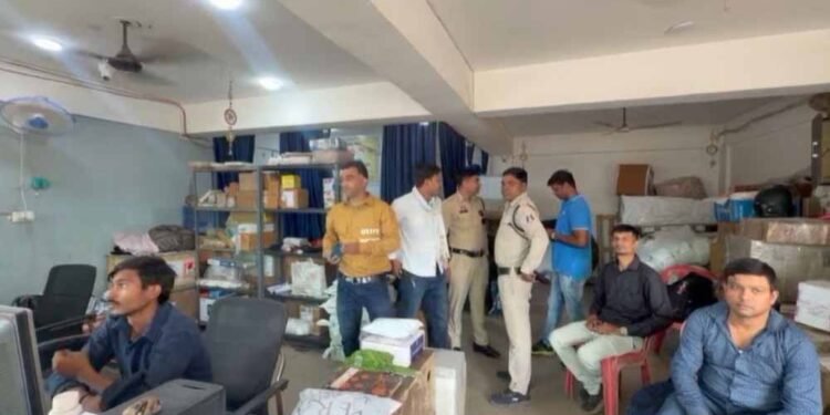 रायपुर में हंस ट्रैवल्स पर DRI की बड़ी कार्रवाई, कार्यालय से नोटों से भरे बोरे बरामद