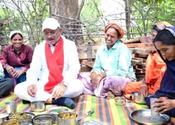 सीएम साय ने निर्माणाधीन पंचायत भवन में श्रमिकों के साथ बैठकर खाया बोरे बासी और आमा चटनी