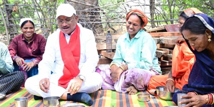 सीएम साय ने निर्माणाधीन पंचायत भवन में श्रमिकों के साथ बैठकर खाया बोरे बासी और आमा चटनी