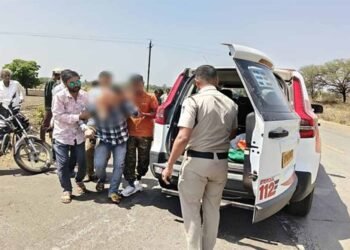 रतलाम के डायल-112 हीरोज सड़क हादसे में घायल हुए तीन लोगों को समय पर पहुँचाया अस्पताल  भोपाल   रतलाम जिले के थाना रिंगनोद क्षेत्र मेंडायल-112 जवानों की त्वरित प्रतिक्रिया और संवेदनशील कार्यवाहीसे सड़क दुर्घटना में गंभीर रूप से घायल तीन व्यक्तियों को समय पर अस्पताल पहुँचाकर उपचार दिलाया गया। समय पर मिली सहायता से घायलों को शीघ्र चिकित्सा सुविधा उपलब्ध हो सकी।  07 मई को सुबह राज्य स्तरीय पुलिस कंट्रोल रूम डायल-112 भोपाल को सूचना प्राप्त हुई कि थाना रिंगनोद क्षेत्र अंतर्गतबिनोलीफंटा रोडपर दो मोटर साइकिलों की आमने-सामने से टक्कर हो गई है, जिसमें तीन व्यक्ति गंभीर रूप से घायल हो गए हैं। तत्काल पुलिस सहायता की आवश्यकता है। सूचना मिलते ही रिंगनोद थाना क्षेत्र में तैनात डायल-112 एफआरव्ही वाहन को तुरंत घटनास्थल के लिए रवाना किया गया।  डायल 112 स्‍टॉफआरक्षक  चंद्रपाल सिंह एवं पायलट  मंगलेश्वर सूर्यवंशीने मौके पर पहुँचकरपाया कि मोटरसाइकिल दुर्घटना में तीन लोग गंभीर रूप से घायल हो गए थे। डायल-112 जवानों ने बिना समय गंवाए सभी घायलों कोएफआरव्ही वाहनकी सहायता से तत्कालशासकीय अस्पताल जावरापहुँचाया।डायल-112 जवानों की तत्परता से घायलों को समय पर उपचार मिल सका।  डायल 112 हीरोजश्रृंखला के अंतर्गत यह घटना दर्शाती है कि मध्यप्रदेश पुलिस की डायल-112 सेवा हर आपात परिस्थिति में त्वरित सहायता, संवेदनशीलता और जनसेवा की भावना के साथ आमजन के लिए सदैव सक्रिय और प्रतिबद्ध है।