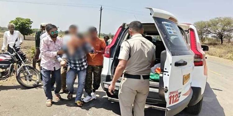 रतलाम के डायल-112 हीरोज सड़क हादसे में घायल हुए तीन लोगों को समय पर पहुँचाया अस्पताल  भोपाल   रतलाम जिले के थाना रिंगनोद क्षेत्र मेंडायल-112 जवानों की त्वरित प्रतिक्रिया और संवेदनशील कार्यवाहीसे सड़क दुर्घटना में गंभीर रूप से घायल तीन व्यक्तियों को समय पर अस्पताल पहुँचाकर उपचार दिलाया गया। समय पर मिली सहायता से घायलों को शीघ्र चिकित्सा सुविधा उपलब्ध हो सकी।  07 मई को सुबह राज्य स्तरीय पुलिस कंट्रोल रूम डायल-112 भोपाल को सूचना प्राप्त हुई कि थाना रिंगनोद क्षेत्र अंतर्गतबिनोलीफंटा रोडपर दो मोटर साइकिलों की आमने-सामने से टक्कर हो गई है, जिसमें तीन व्यक्ति गंभीर रूप से घायल हो गए हैं। तत्काल पुलिस सहायता की आवश्यकता है। सूचना मिलते ही रिंगनोद थाना क्षेत्र में तैनात डायल-112 एफआरव्ही वाहन को तुरंत घटनास्थल के लिए रवाना किया गया।  डायल 112 स्‍टॉफआरक्षक  चंद्रपाल सिंह एवं पायलट  मंगलेश्वर सूर्यवंशीने मौके पर पहुँचकरपाया कि मोटरसाइकिल दुर्घटना में तीन लोग गंभीर रूप से घायल हो गए थे। डायल-112 जवानों ने बिना समय गंवाए सभी घायलों कोएफआरव्ही वाहनकी सहायता से तत्कालशासकीय अस्पताल जावरापहुँचाया।डायल-112 जवानों की तत्परता से घायलों को समय पर उपचार मिल सका।  डायल 112 हीरोजश्रृंखला के अंतर्गत यह घटना दर्शाती है कि मध्यप्रदेश पुलिस की डायल-112 सेवा हर आपात परिस्थिति में त्वरित सहायता, संवेदनशीलता और जनसेवा की भावना के साथ आमजन के लिए सदैव सक्रिय और प्रतिबद्ध है।