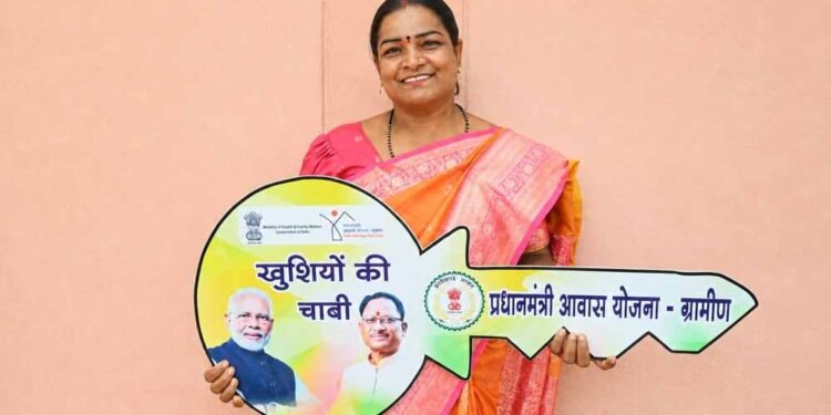 जनसमस्या निवारण शिविर में मिली प्रधानमंत्री आवास योजना की चाबी, चेहरे पर आई खुशी