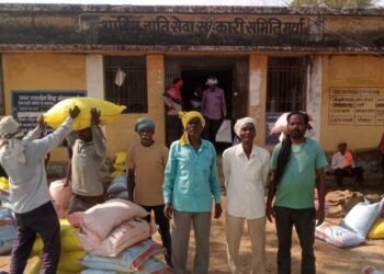 किसान चोवाराम एवं बेनीराम ने खाद, बीज के वितरण की व्यवस्था की सराहना की