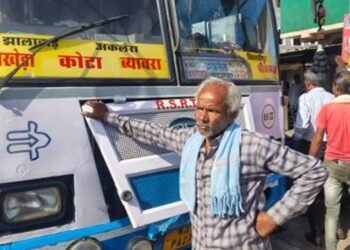 राजगढ़ में अनाज गायब होने पर मजदूर का हंगामा, सड़क पर धरने पर बैठकर रोकी बस