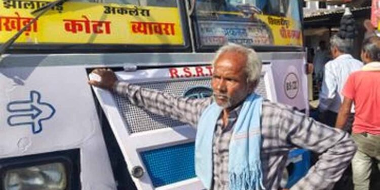 राजगढ़ में अनाज गायब होने पर मजदूर का हंगामा, सड़क पर धरने पर बैठकर रोकी बस