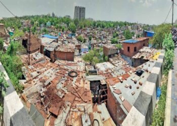 टूटी झुग्गियों पर नया विवाद: शासकीय कर्मचारियों ने भी आवास के लिए किया दावा