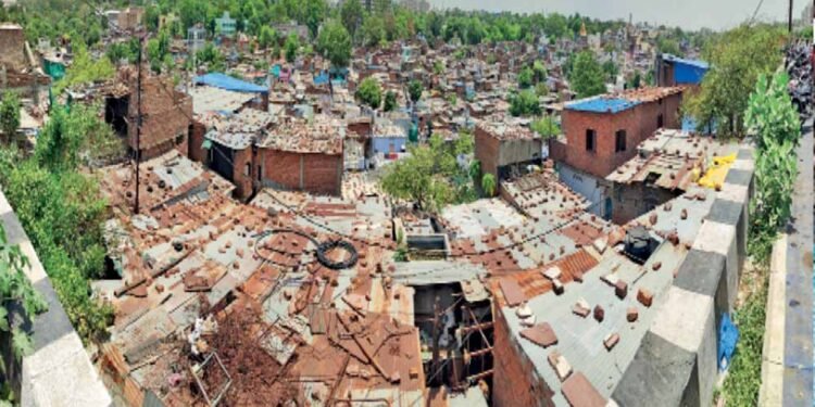 टूटी झुग्गियों पर नया विवाद: शासकीय कर्मचारियों ने भी आवास के लिए किया दावा