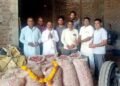 MP में किसानों का अनोखा विरोध, प्याज की बोरियों को पहनाई माला, बोले- खेती घाटे का सौदा