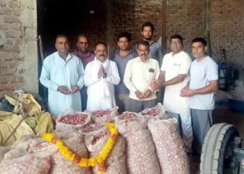 MP में किसानों का अनोखा विरोध, प्याज की बोरियों को पहनाई माला, बोले- खेती घाटे का सौदा