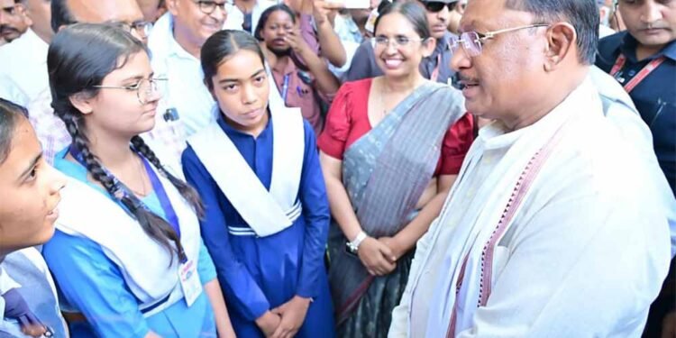 मुख्यमंत्री  विष्णु देव साय ने ‘कामयाबी वेन’ को दिखाई हरी झंडी : दूरस्थ गांवों के विद्यार्थियों तक पहुंचेगी डिजिटल शिक्षा की नई रोशनी