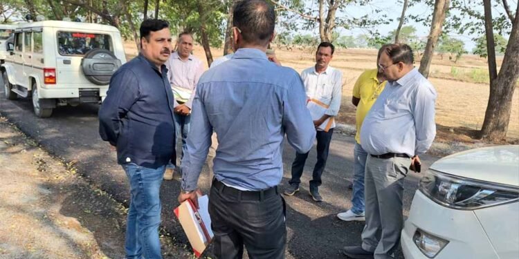 लोक निर्माण विभाग के सचिव ने निर्माणाधीन कुरुद-सिर्री मार्ग और सिर्री-चटौद सड़क का किया निरीक्षण