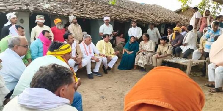 मंत्री  परमार ने कुआं हादसे में दिवंगत श्रमिकों के परिजन से की भेंट