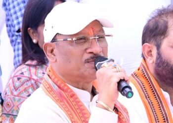 सरगुजा जिले के ग्राम सिलमा में अचानक उतरा मुख्यमंत्री  साय का हेलीकॉप्टर