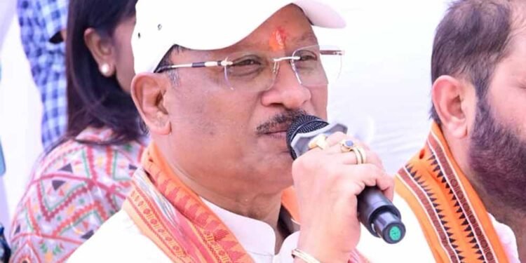 सरगुजा जिले के ग्राम सिलमा में अचानक उतरा मुख्यमंत्री  साय का हेलीकॉप्टर