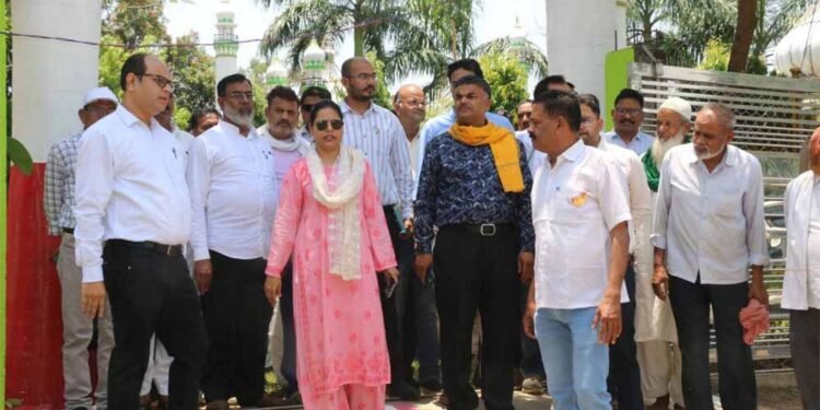 कार्यक्रम स्थल का निरीक्षण करते हुए अधिकारियों को दायित्वों का समय पूर्व निर्वहन करने के कलेक्टर ने दिए निर्देश
