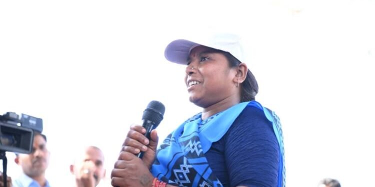 सरोधी की चौपाल में उभरी बदलाव की प्रेरक कहानी, स्वच्छता दीदी मनीषा मरकाम की आर्थिक स्थिति हुई सशक्त
