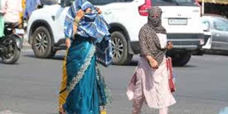 MP में भीषण गर्मी का कहर, राजस्थान की तपती हवाओं से खजुराहो-नौगांव में पारा 46 डिग्री पहुंचा
