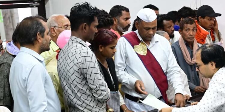 जनदर्शन में 103 आवेदनों पर हुई सुनवाई, कलेक्टर ने शिकायतों के त्वरित निराकरण के दिए निर्देश