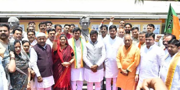 मध्यप्रदेश राज्य पशुधन एवं कुक्कुट विकास निगम के अध्यक्ष  केशव सिंह बघेल ने किया पदभार ग्रहण